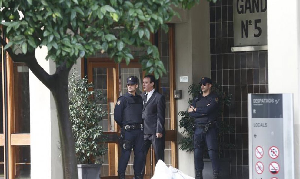 Agentes del CNP custodian el domicilio del expresidente de Jordi Pujol. EFE/Quique García