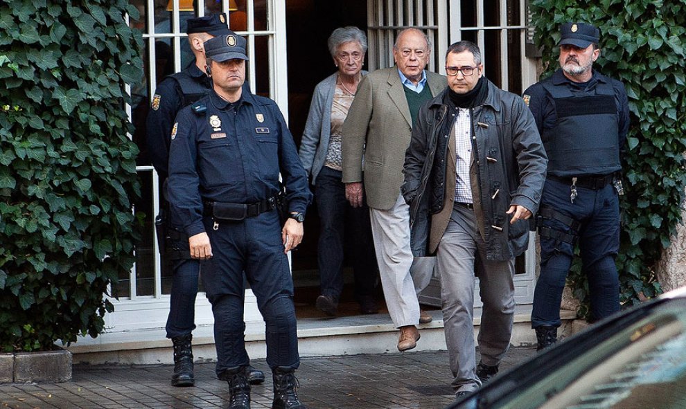 Jordi Pujol y su esposa, Marta Ferrusola, durante el registro de su casa. GUILLEM SANS