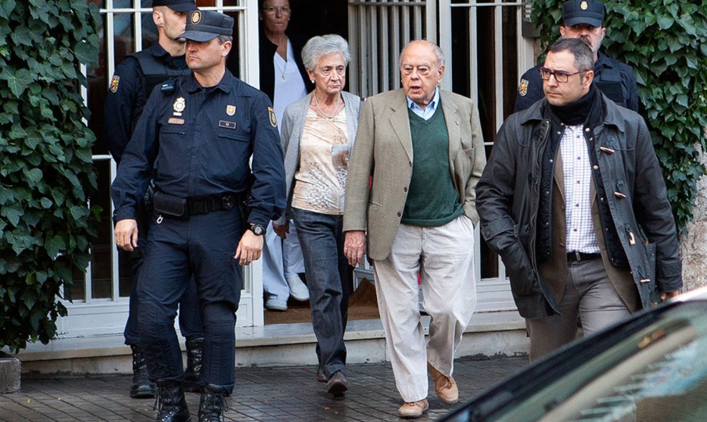 Jordi Pujol y su esposa, Marta Ferrusola, durante el registro de su casa. GUILLEM SANS