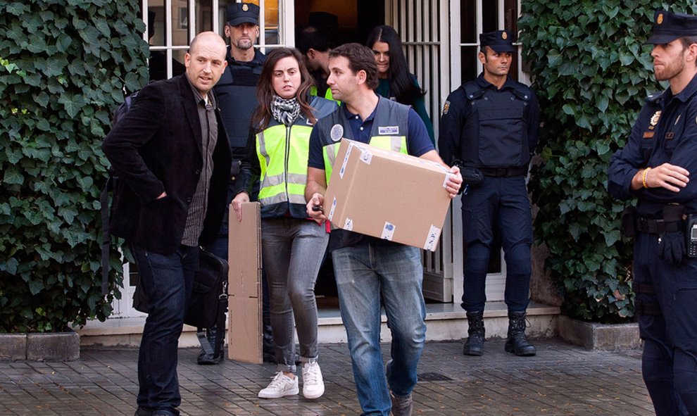 Los agentes de la UDEF, durante el registro de la casa de los Pujol. GUILLEM SANS