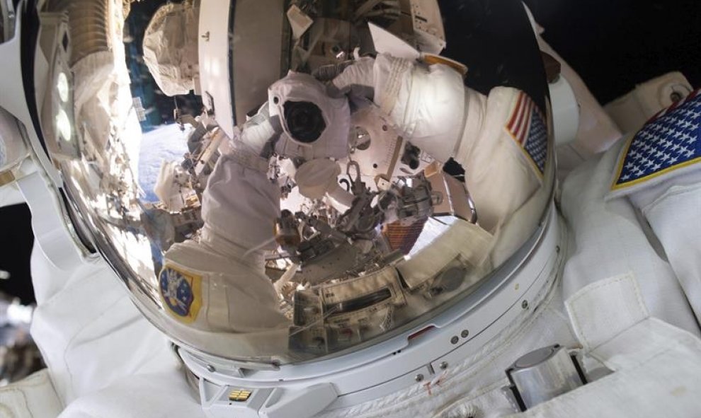 Fotografía del comandante de la expedición 45 Scott Kelly durante una caminata espacial. EFE/Nasa / Scott Kelly
