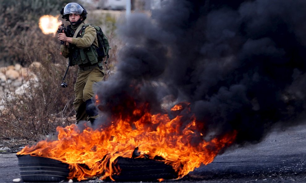 Un soldado israelí disparacontra los manifestantes palestinos durante enfrentamientos cerca del asentamiento judío de Bet El, cerca de la ciudad cisjordana de Ramala.- REUTERS / Mohamad Torokman