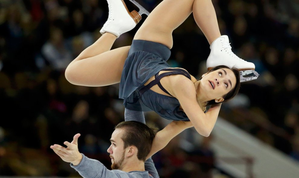 Ksenia Stolbova y Fedor Klimov, patinadores de Rusia realiza su ejercicio en la competición de patinaje artístico Skate America en Milwaukee, Wisconsin.- REUTERS / Lucy Nicholson