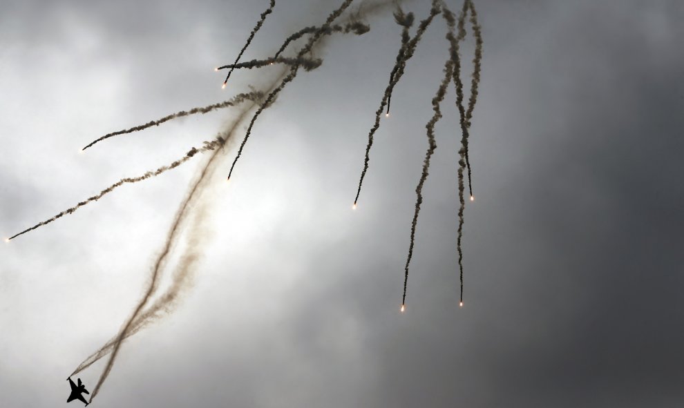 Un "Solo turco", un espectáculo de vuelo del equipo acrobático de la Fuerza Aérea de Turquía, se realiza durante una ceremonia para conmemorar el 92º aniversario del Día de la República sobre el Centro Cultural Ataturk en Ankara. AFP PHOTO / ADEM ALTAN