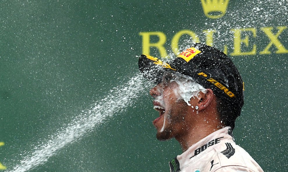 El piloto británico de Mercedes, Louis Hamilton, celebra su victoria en el gran premio del circuito de Las Américas, en Austin, EEUU, donde ganó su tercer título mundial de Fórmula1.- AFP PHOTO / JEWEL SAMAD
