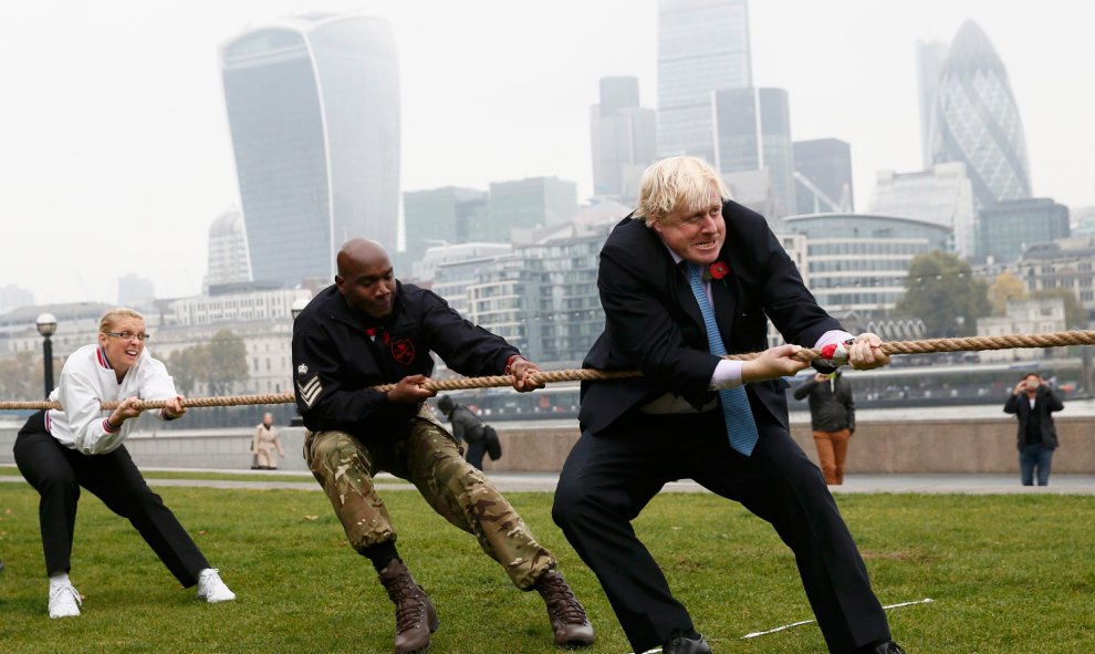 El alcalde de Londres, Boris Johnson, participa en un tira y afloja con los miembros de las fuerzas armadas para lanzar el Poppy Day de Londres, frente al ayuntamiento. Se trata de una recogida de fondos para miembros de las Fuerzas Armadas y sus familias