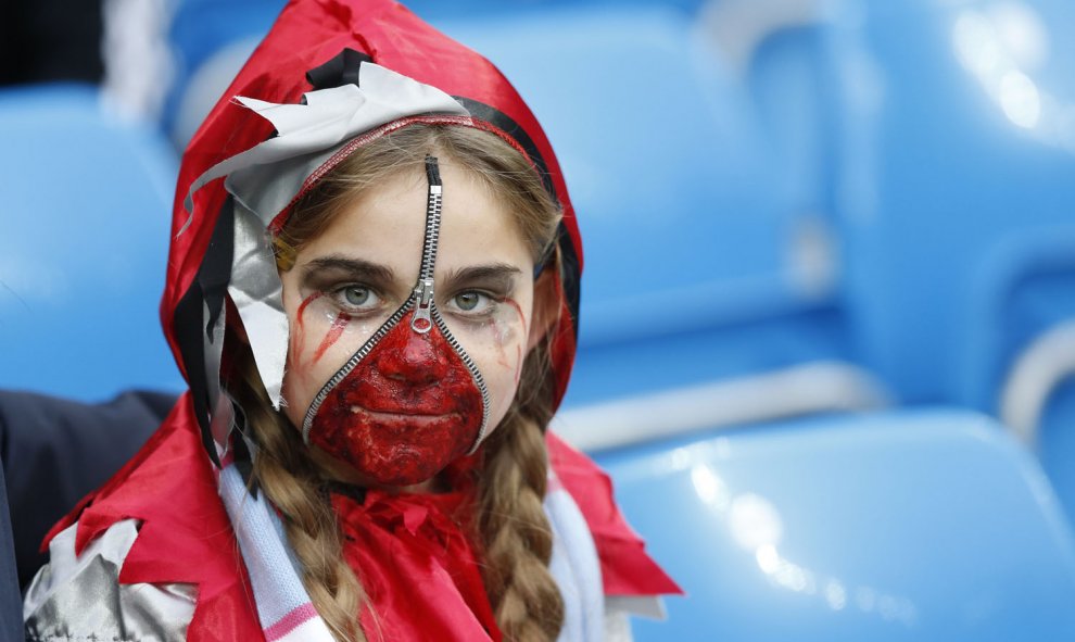 Una fan de fútbol disfrazada en el estadio de Etihad, en Manchester, Reino Unido. Reuters / Carl Recine