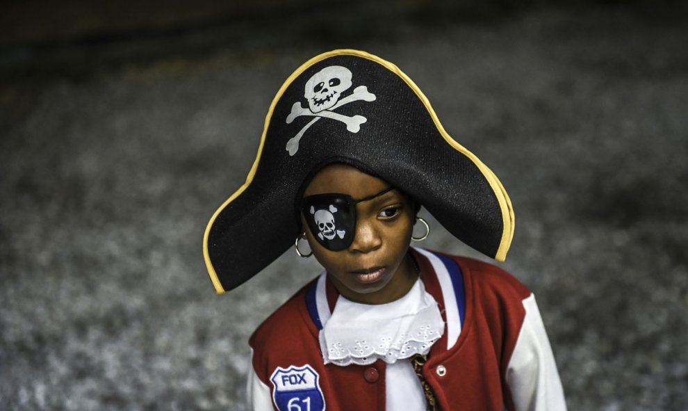 Un niño vestido de pirada participa en una fiesta de Halloween en el campo militar estadounidense de Bondsteel, cerca de Ferizaj. AFP /ARMEND NIMANI