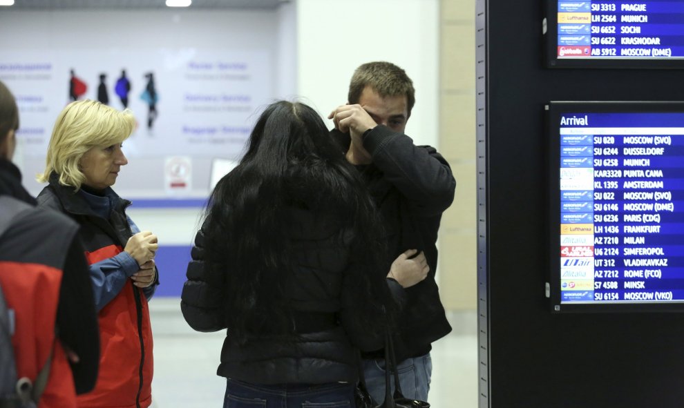 Familiares de las víctimas del avión ruso siniestrado en Egipto esperan noticias en un hotel cercano a Pulkovo, en Rusia. /REUTERS