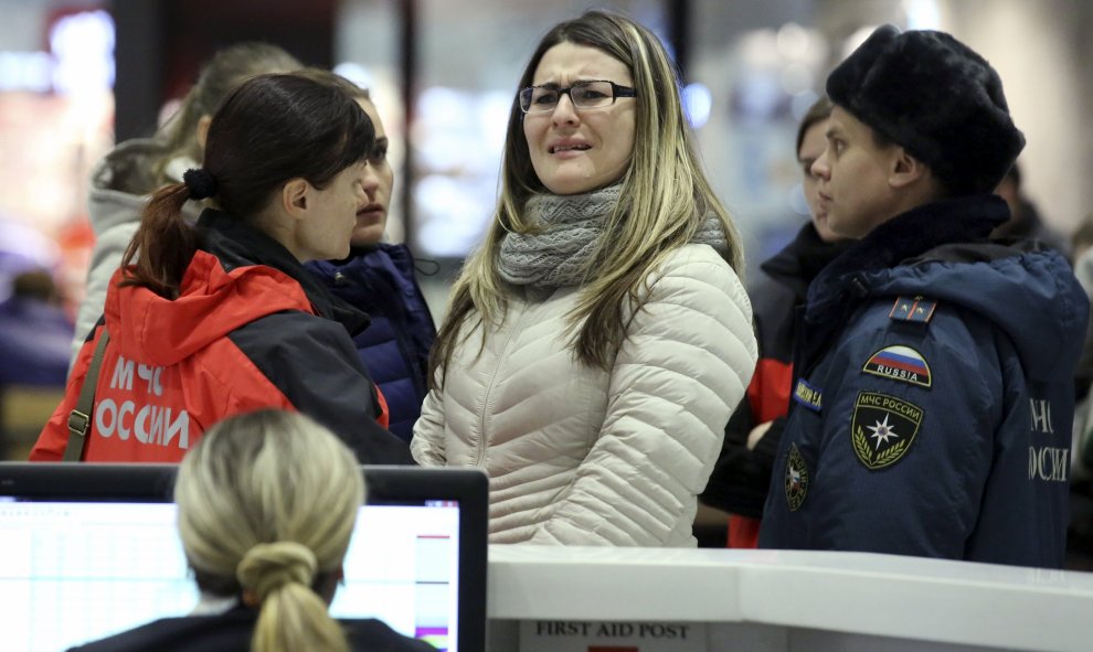 Familiares de las víctimas del avión ruso siniestrado en Egipto esperan noticias en un hotel cercano a Pulkovo, en Rusia. /REUTERS