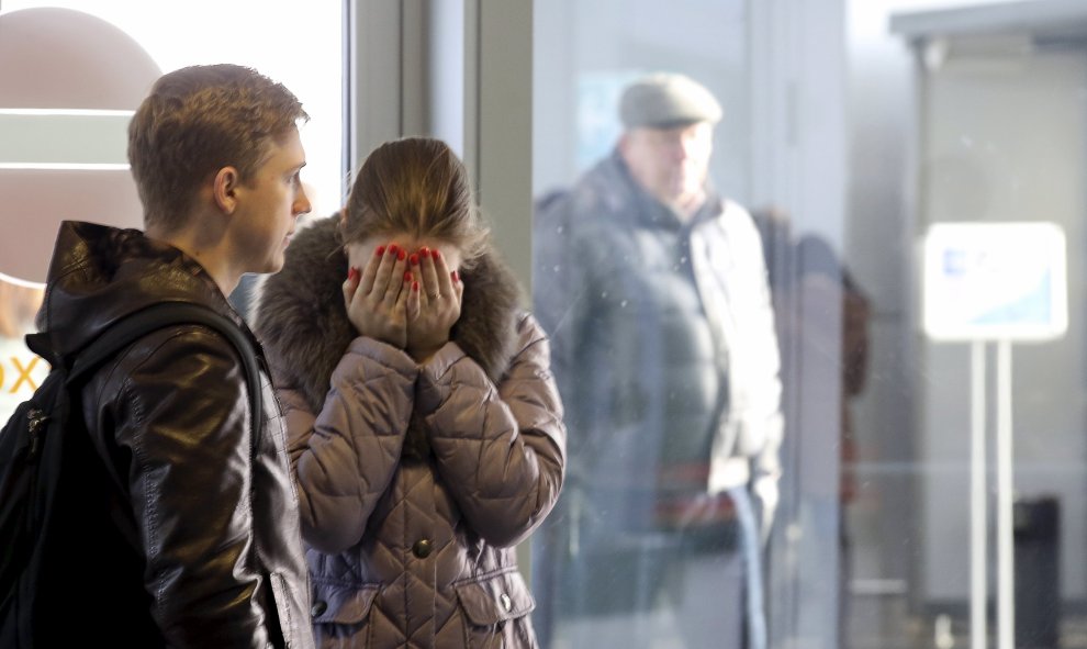 Familiares de las víctimas del avión ruso siniestrado en Egipto esperan noticias en un hotel cercano a Pulkovo, en Rusia. /REUTERS