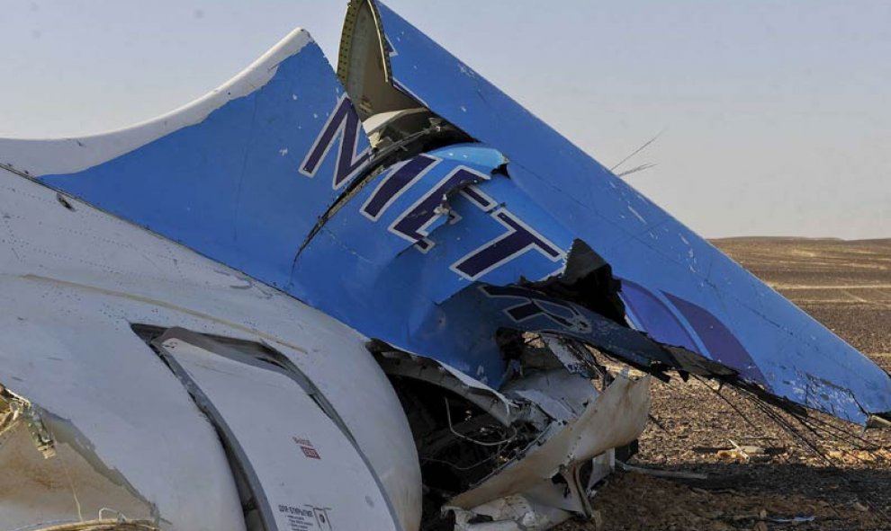 Las primeras imágenes de los restos del avión siniestrado en medio del desierto muestran la dureza del impacto. /