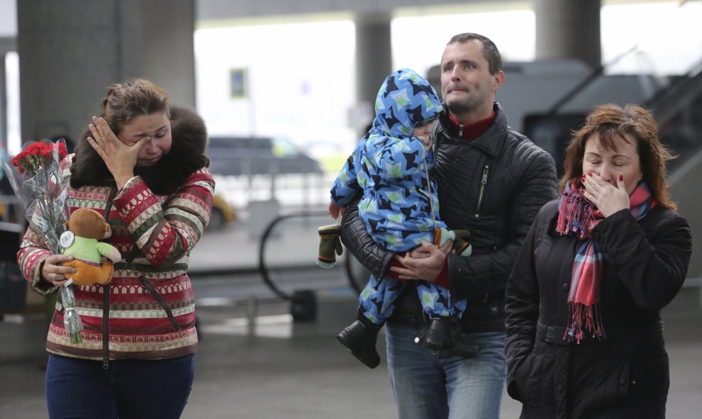 Familiares acuden a un acto conmemorativo improvisado para las víctimas del avión ruso que se estrelló en Egipto, en las afueras del aeropuerto de Pulkovo, en San Petersburgo, Rusia./REUTERS