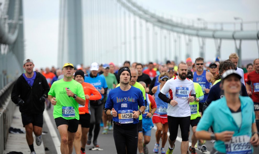 Corredores del maratón de Nueva York a su paso por el puente de Verrazano-Narrows. REUTERS