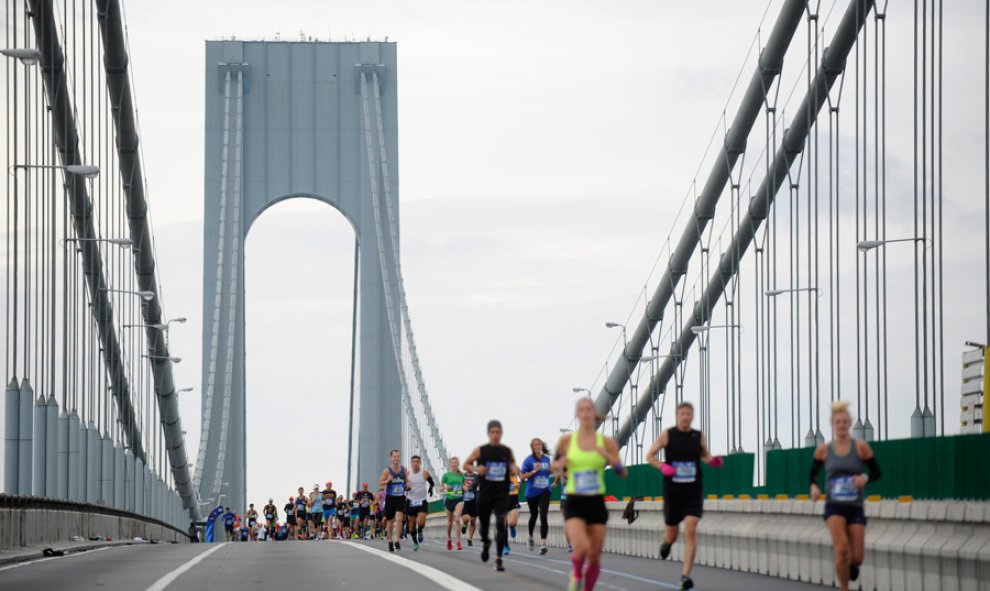 Corredores del maratón de Nueva York a su paso por el puente de Verrazano-Narrows. REUTERS