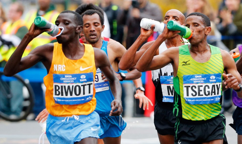 Biwott, Tsegay y Keflezighi se hidratan durante el maratón de Nueva York. REUTERS/Carlo Allegri