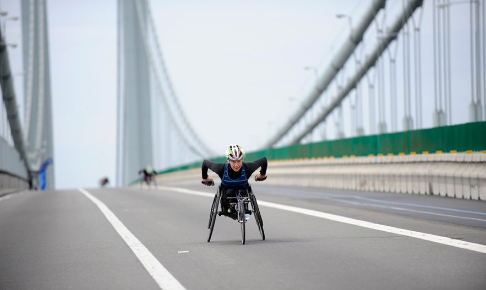Participantes en silla de ruedas durante el maratón de Nueva York. REUTERS