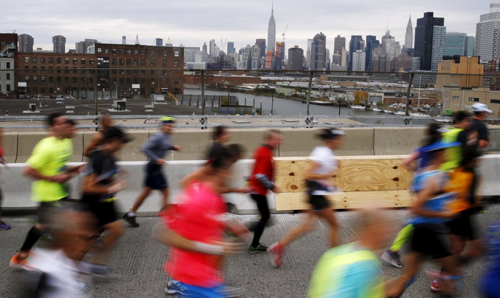 Corredores del maratón de Nueva York a su paso por Queens. REUTERS/Shannon Stapleton