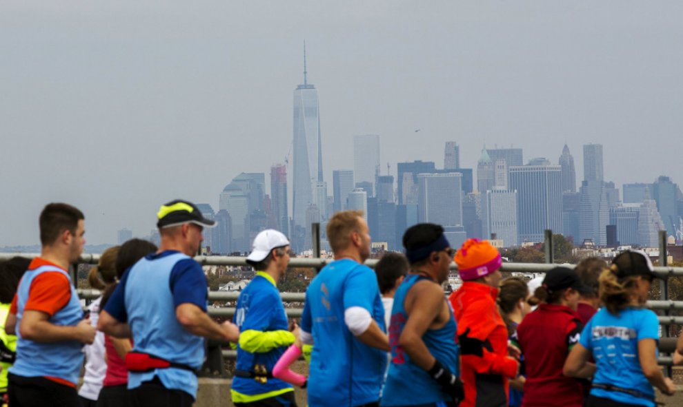 Corredores del maratón de Nueva York, con el One World Trade Center de fondo. REUTERS/Lucas Jackson