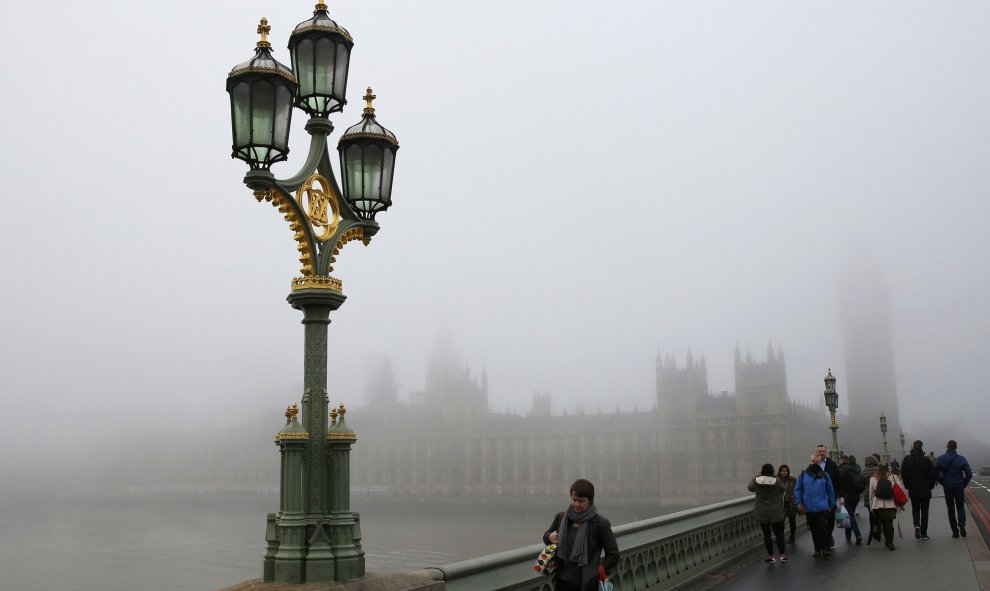 Los peatones cruzan el puente de Westminster en un día de niebla en el centro de Londres.- REUTERS.