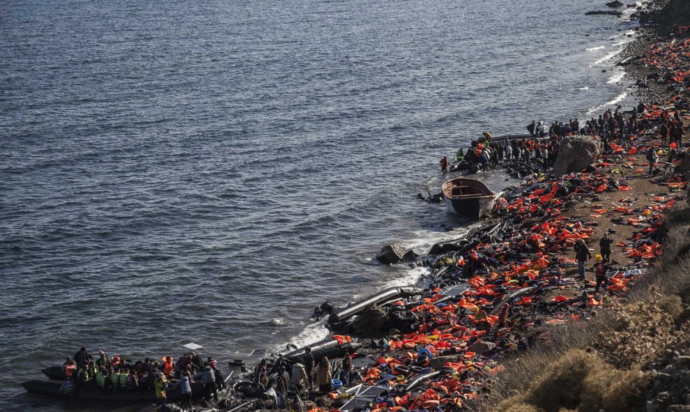 Chalecos salvavidas arrojados por los refugiados que han logrado cruzar en patera desde Turquía hasta la isla de Lesbos, en Grecia.- SANTI DONAIRE/ NERVIO FOTO