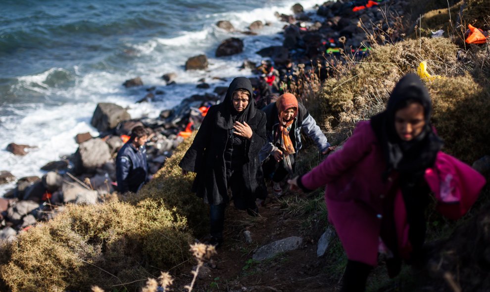 Un grupo de refugiados camina hasta el campamento de Kara Tepe, en la isla griega de Lesbos, tras llegar en balsa desde Turquía.- JAVI JULIO/ NERVIO FOTO