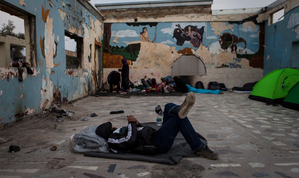 Un refugiado duerme entre las ruinas de una casa abandonada, cerca del campamento de refugiados sirios de Kara Tepe, en Lesbos, Grecia.- JAVI JULIO / NERVIO FOTO