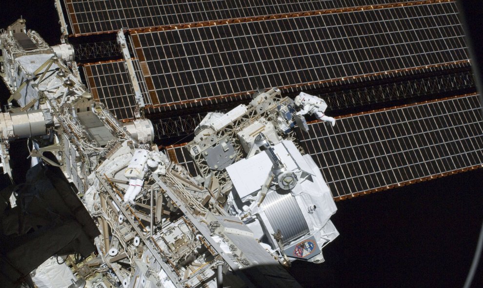 Los astronautas Andrew Feustel y Greg Chamitoff, durante su primera caminata espacial fuera de la Estación Espacial Internacional, el 20 de mayo de 2011. REUTERS/NASA