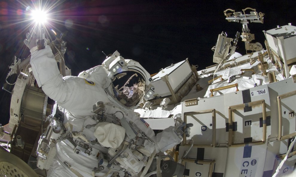 La  astronauta Sunita Williams realiza un trabajo fuera de la Estación Espacial Internacional, el 5 de septiembre de 2012. REUTERS / NASA