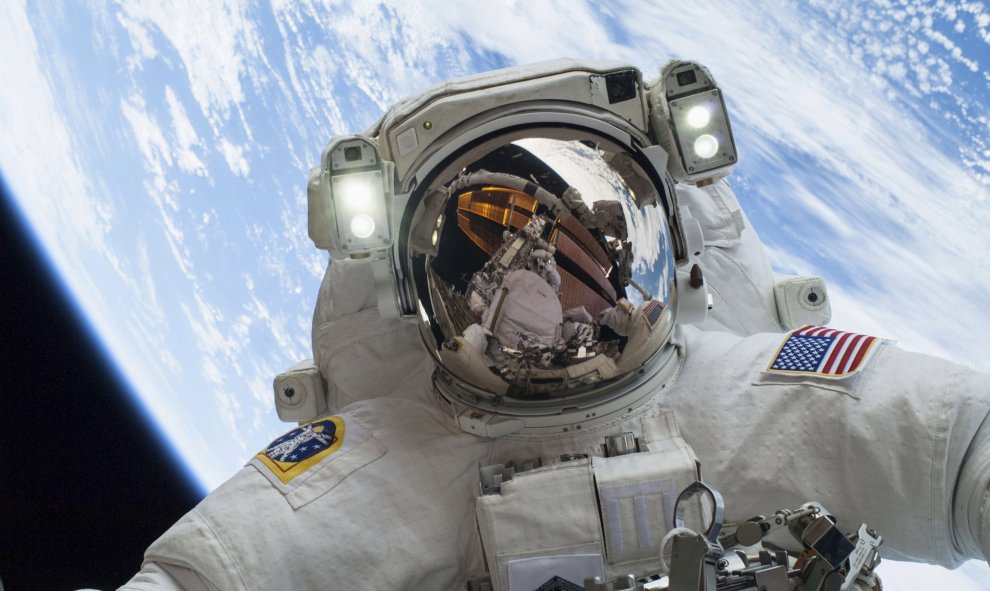 El astronauta Mike Hopkins en una caminata espacial fuera de la Estación Espacial Internacional, el 24 de diciembre de 2013. REUTERS / NASA
