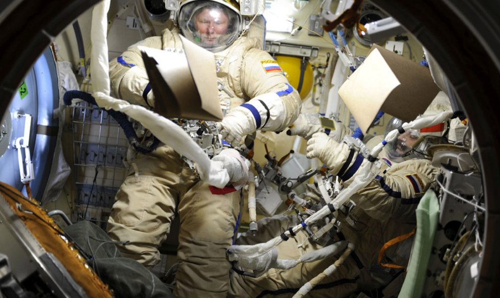 Los astronautas Mijail Korniyenko y Gennady Padalka preparándose para un paseo espacial fuera de la Estación Espacial Internacional, el pasado 7 de agosto de 2015. EFE/NASA