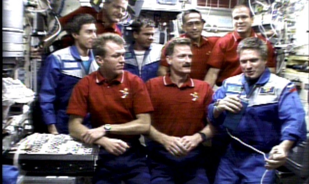 El astronauta Brent Jett y el especialista Joseph Tanner escuchan como el comandante de la Estación Espacial Internacional, Bill Shepherd, responde durante una entrevista, el 8 de diciembre de 2000. También aparecen los astronautas Sergei Krikalev, Marcos