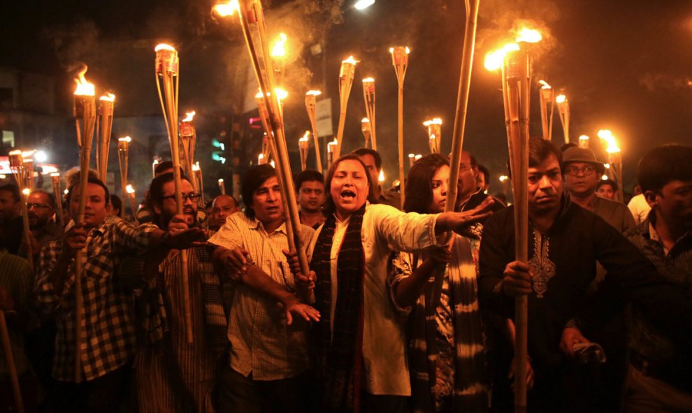 Activistas, escritores y miembros de Ganajagaran Mancha gritan consignas mientras participan en una protesta por los violetos ataques contra varios editores y blogueros el pasado sábado en Dacca (Bangladesh) hoy, 2 de noviembre de 2015. El pasado sábado,