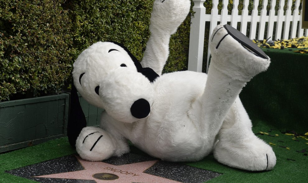 Fotografía de una representación del personaje animado Snoopy al recibir una estrella en el Paseo de la Fama hoy, lunes 2 de noviembre de 2015, en Hollywood, California (EE.UU.). Snoopy, que aparecerá en la película "The Peanuts Movie", recibió la est