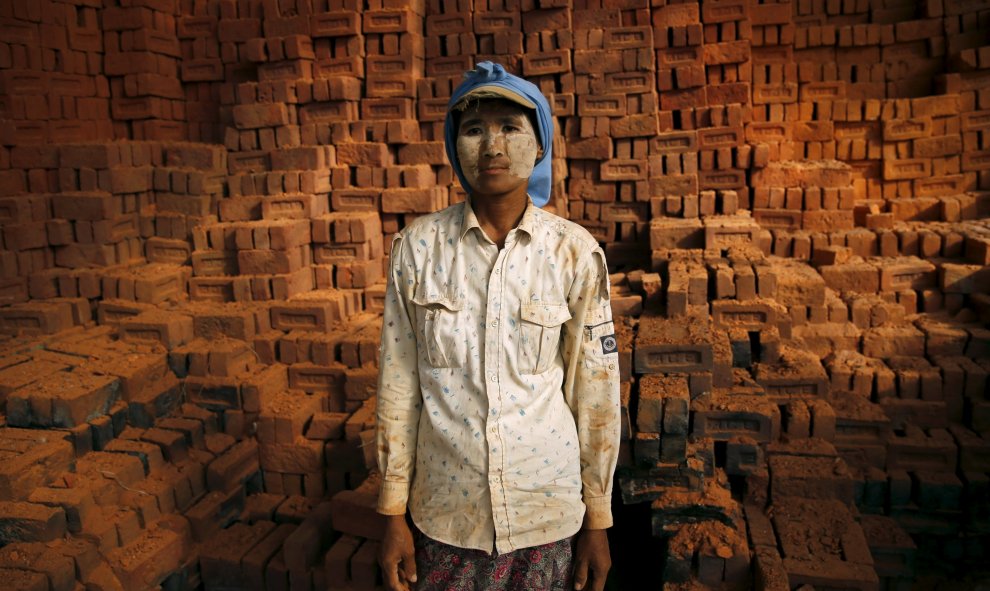 Una mujer que trabaja en una fábrica de ladrillos en las afueras de Rangún, Birmania, 4 de noviembre de 2015. REUTERS / Jorge Silva