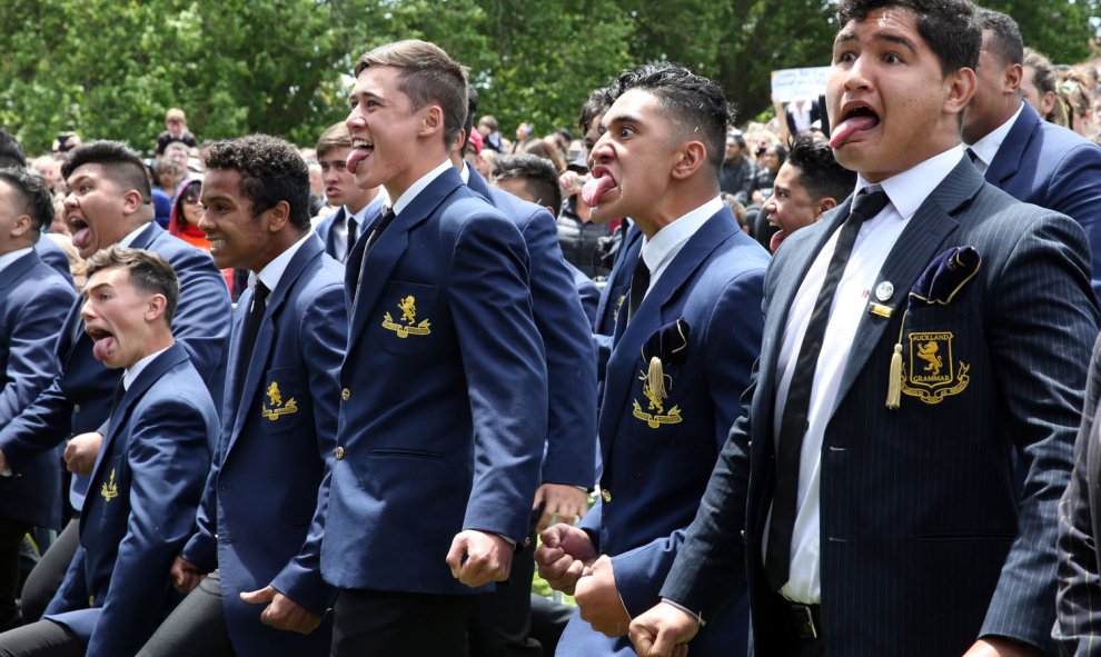 Los estudiantes realizan una 'Hakka' del equipo de Nueva Zelanda, All Blacks, después de su llegada a acto de bienvenida oficial para el equipo en Auckland, el 4 de noviembre de 2015, tras su victoria de la Copa Mundial de Rugby contra Australia. AFP/Mich
