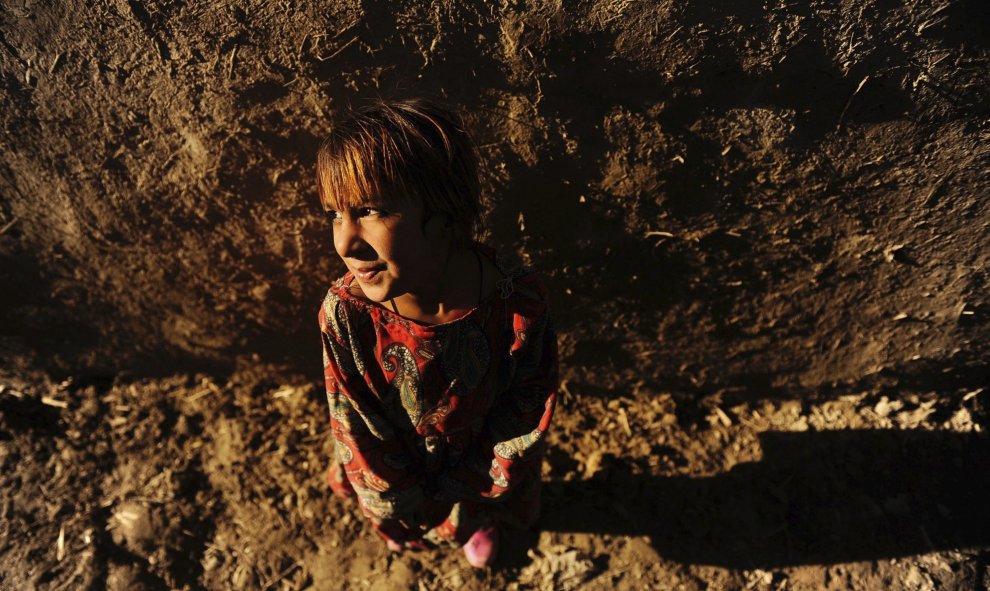 Una niña permanece cerca de su refugio en el campamento de desplazados internos en las afueras de Kabul, Afganistán, hoy 4 de noviembre de 2015. EFE/Hedayatullah Amid