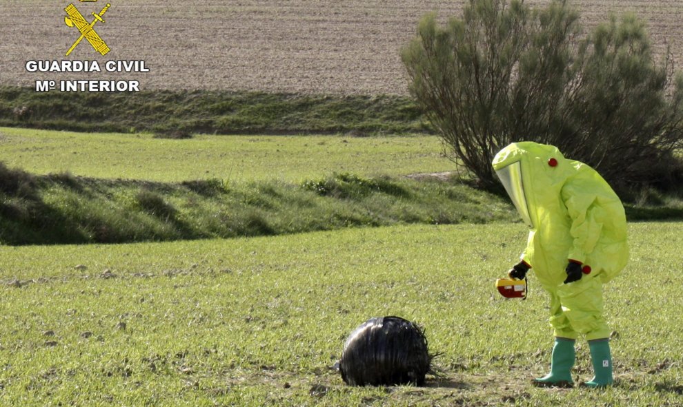 Fotografía facilitada por la Guardia Civil de la actuación realizada por el Grupo de Desactivación de Artefactos Explosivos (GEDEX) con la colaboración de un supervisor de instalaciones radioactivas, dependiente del SEF (Servicio Regional de Empleo y Form