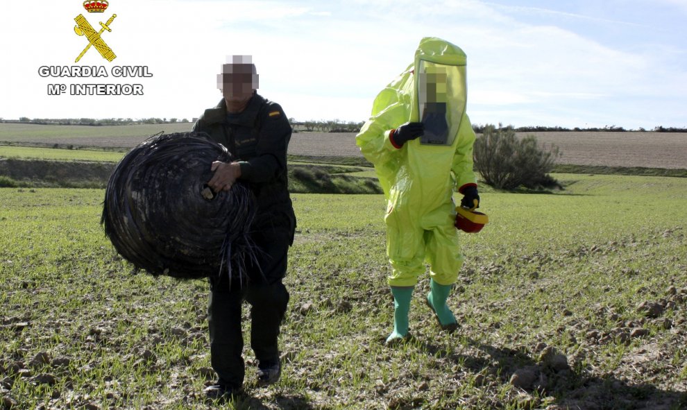 Fotografía facilitada por la Guardia Civil de la actuación realizada por el Grupo de Desactivación de Artefactos Explosivos (GEDEX) con la colaboración de un supervisor de instalaciones radioactivas, dependiente del SEF (Servicio Regional de Empleo y Form