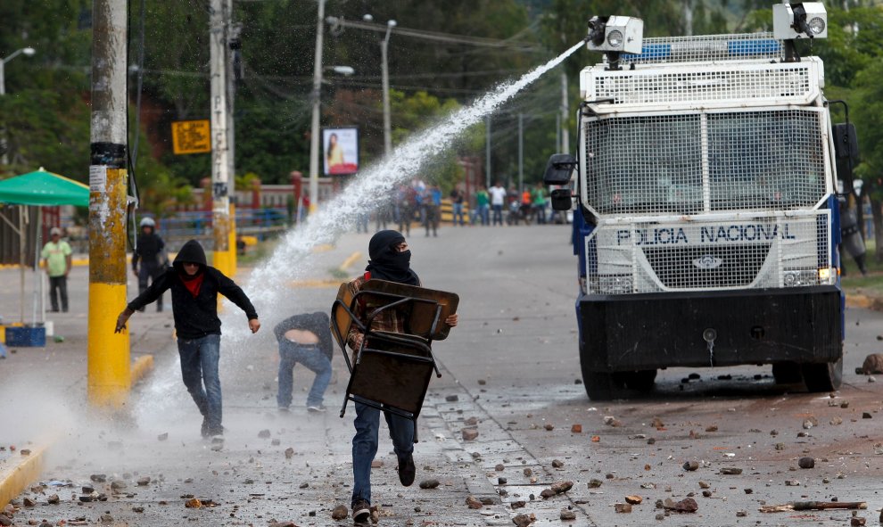 La Policía Nacional utiliza un cañón de agua para dispersar a los estudiantes durante una protesta para exigir la renuncia del presidente de Honduras, Juan Orlando Hernández. REUTERS