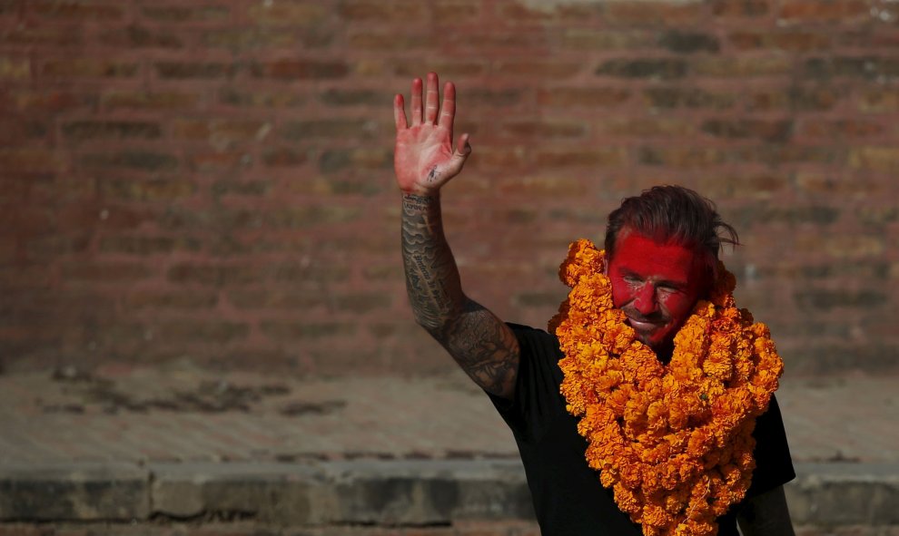 David Beckham saluda después de jugar un partido de fútbol benéfico en Nepal. REUTERS/Navesh Chitrakar
