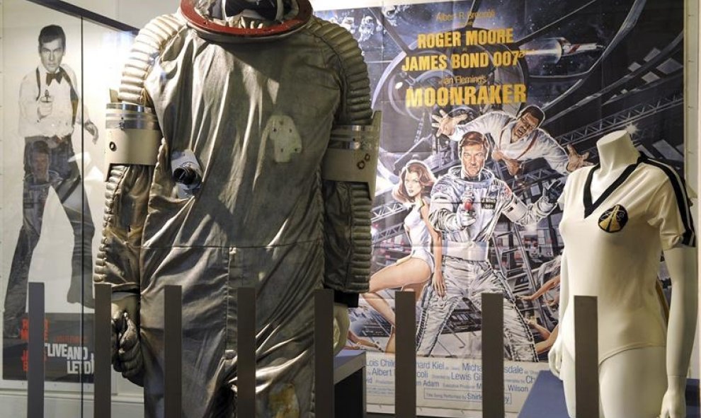 Trajes y objetos originales de la película de de James Bond "Moonraker" son mostrados en una exposición en Oldenburg, Alemania. EFE/Ingo Wagner