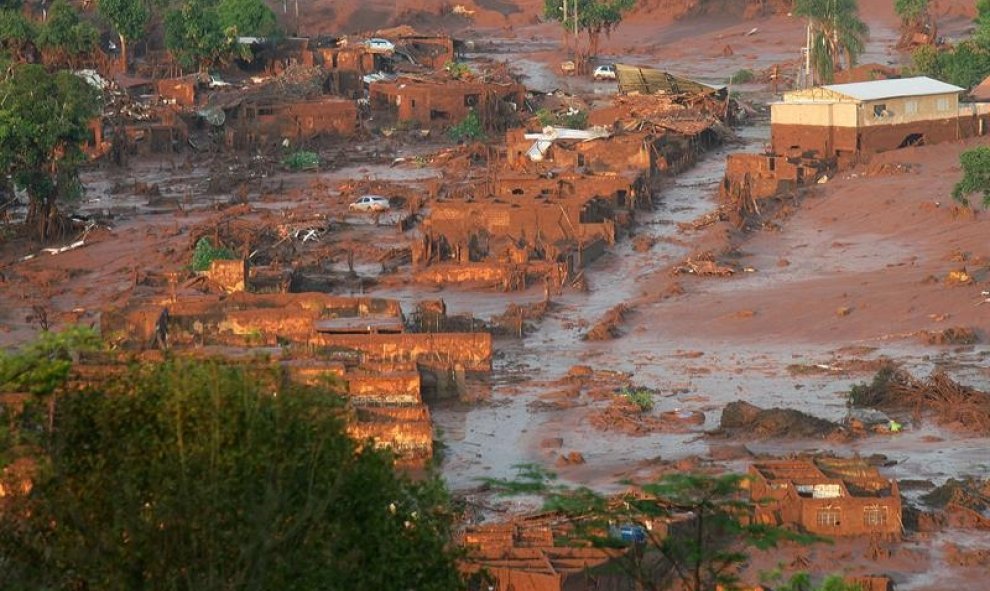 Vista general de la localidad de Bento Rodrigues (Brasil) cubierta por lodo tras la rotura de dos barreras en un gran depósito de residuos de un complejo minero. EFE/NENO VIANNA