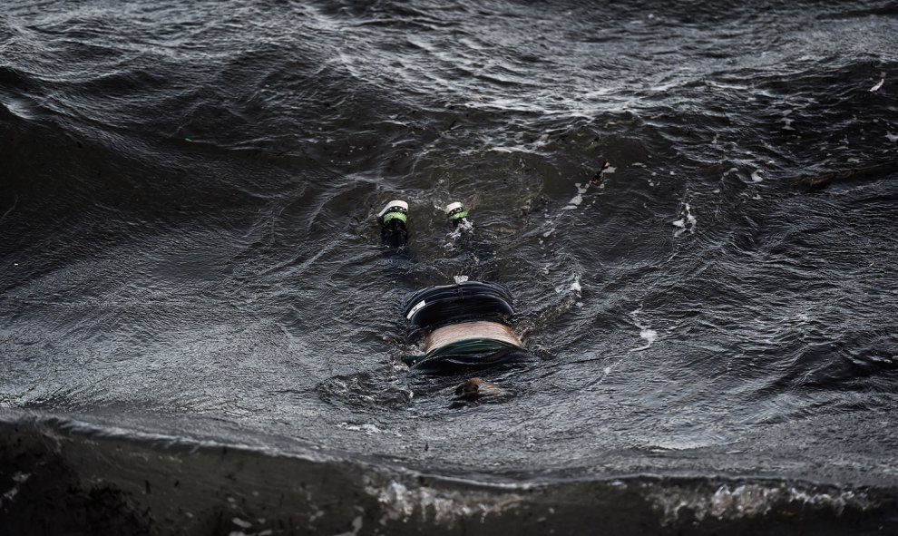 El cuerpo de una mujer flotando en la costa de la isla griega de Lesbos.- ARIS MESSINIS (AFP)