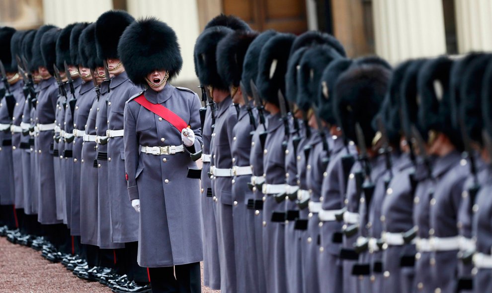 Guardias británicos de gala, preparados para la inspección del presidente de Kazajstán, Nursultan Nazarbayev,  durante su visita al Palacio de Buckingham en Londres.- STEFAN WERMUTH (AFP)