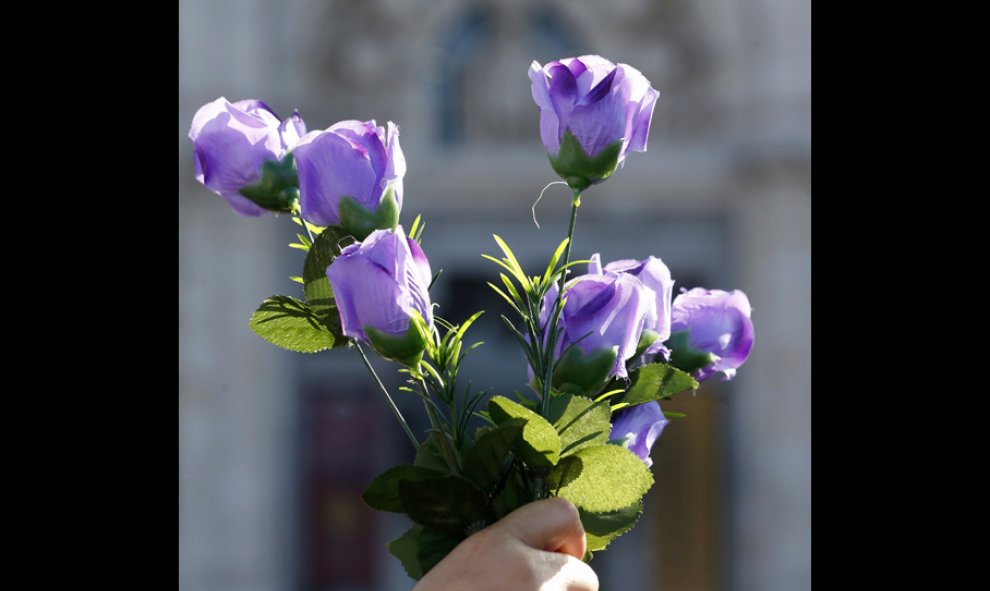 6.Flores moradas en la primera gran movilización nacional contra las "violencias machistas".EFE/J. J. Guillén