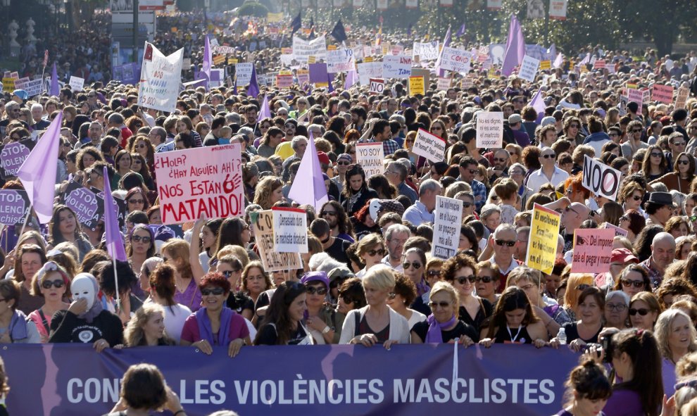 7. Decenas de miles de personas en la manifestación contra la violencia machista en Madrid. EFE/J. J. Guillén