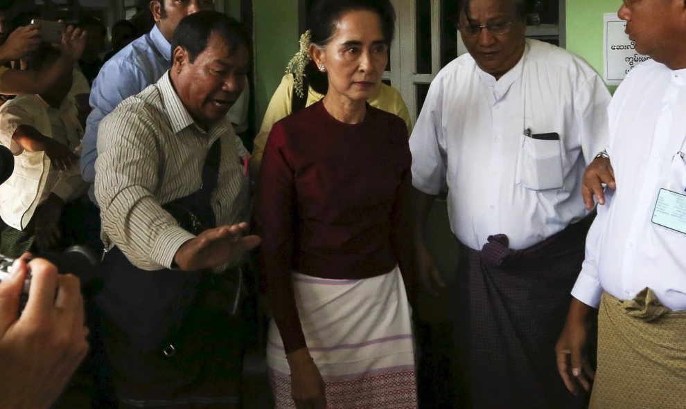 La Liga Nacional para la Democracia liderada por la nobel de la paz Aung San Suu Kyi ganó unas elecciones en 1990 organizadas por las autoridades castrenses, que nunca reconocieron los resultados y continuaron en el poder.- REUTERS.