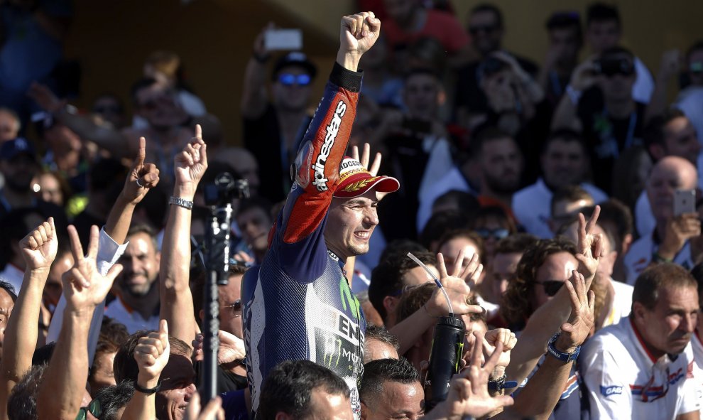 El piloto español Jorge Lorenzo (Yamaha) celebra su victoria tras ganar la carrera y el mundial de Moto GP en el circuito "Ricardo Tormo" de Valencia. EFE/ Kai Försterling