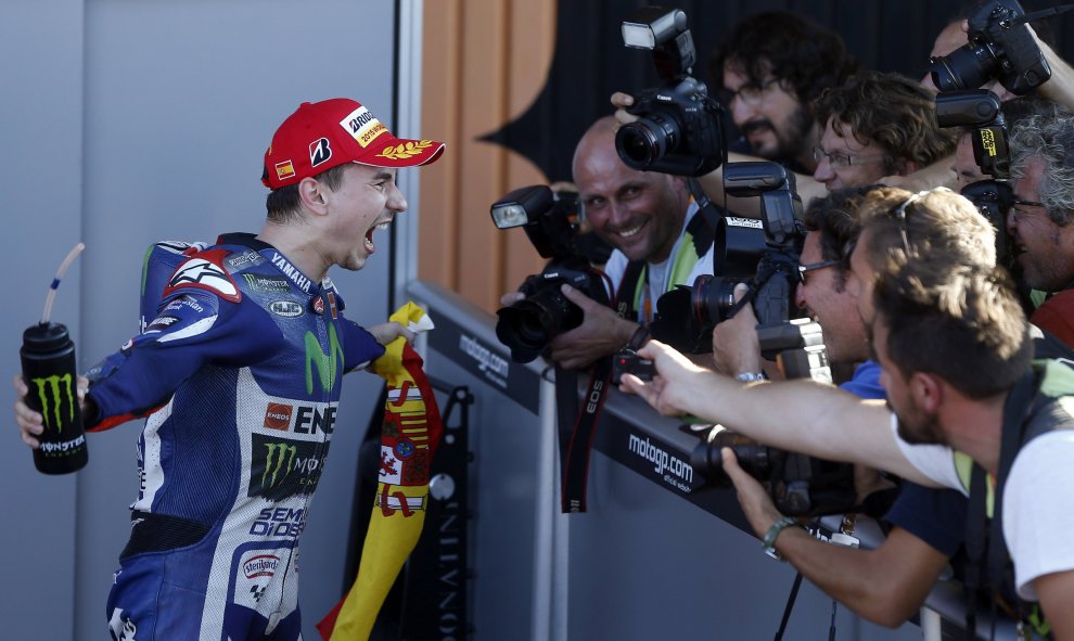 El piloto español Jorge Lorenzo (Yamaha) celebra frente a la prensa tras ganar hoy la carrera y el mundial de Moto GP en el circuito "Ricardo Tormo" de Valencia. EFE/Kai Försterling